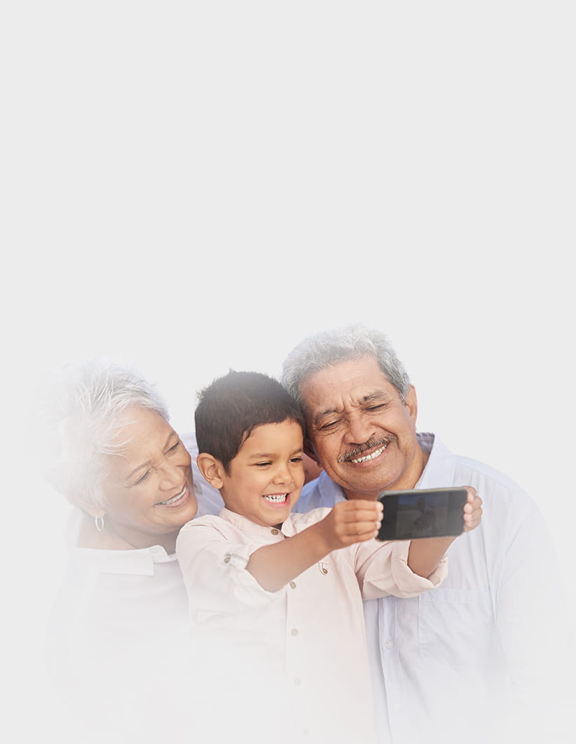 Família em momento de cuidado e atenção mútua