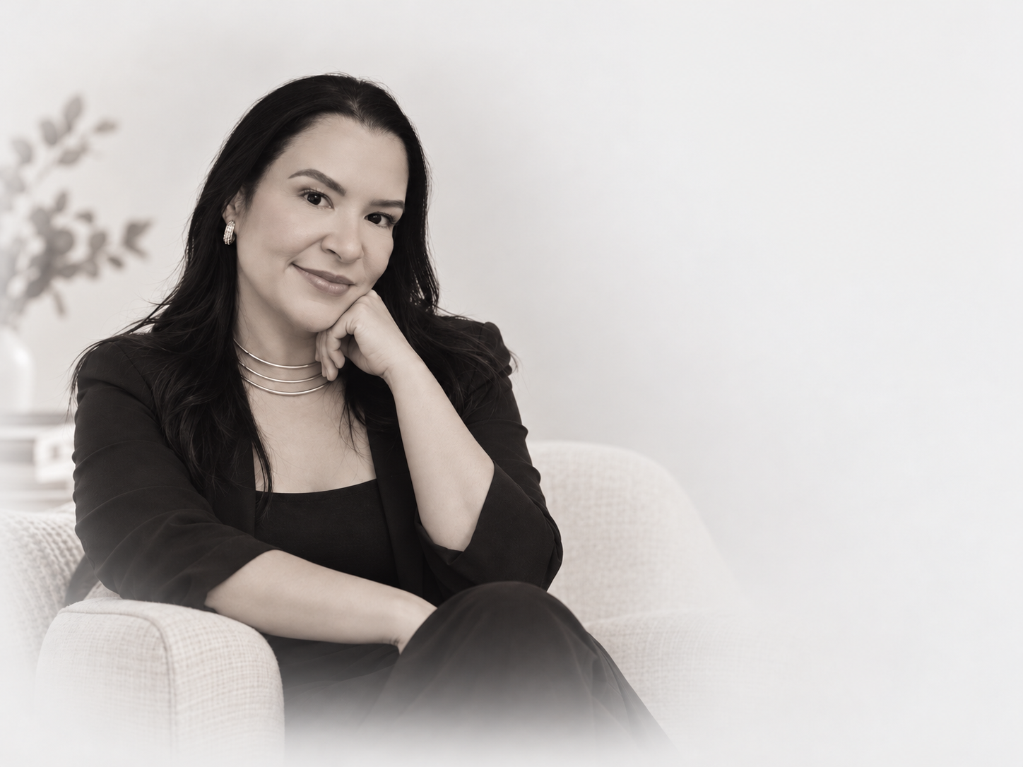 Letícia Nogueira Aragão, psicóloga em Belo Horizonte, sentada em consultório